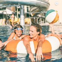 Familie genießt gemeinsamen Badespaß in der Therme Stegersbach im Burgenland.