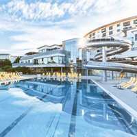 Badespaß unter freiem Himmel erleben Außenpool der Therme Stegersbach im Allegria Resort mit Sonnenterrasse und Rutschenanlage.