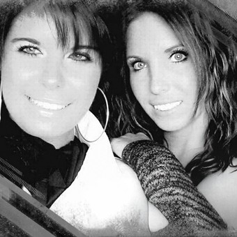 Zwei Frauen posieren im Schwarz-Weiß-Bild, lächeln freundlich.