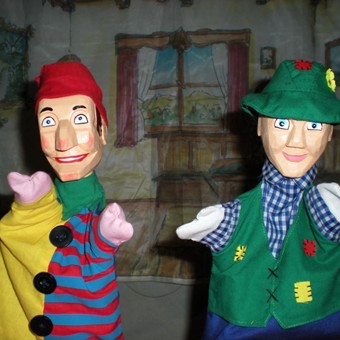 Kasperlpuppe und Sepperl auf der Bühne in einem Kasperltheater.