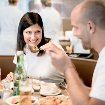 Ganz nach eurem Geschmack Paar genießt regionale Küche im Restaurant des Allegria Resort.