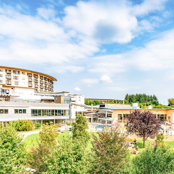 Das Allegria Resort in Stegersbach entdecken Außenansicht des Allegria Resort Stegersbach mit Therme, Poollandschaft und weitläufiger Gartenanlage im Burgenland.