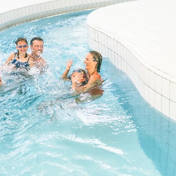 Familie mit Kindern im Wellenbecken der Therme Stegersbach im Allegria Resort.