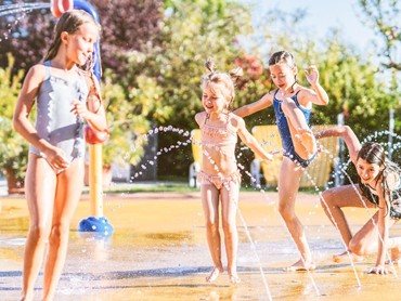 Wasserspaß für Kinder Kinder beim Spielen im Wasserspielbereich der Therme Stegsersbach.