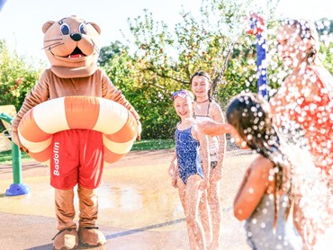 Familienspaß in der Therme Kinder spielen im Wasserspielbereich der Therme Stegersbach mit Maskottchen im Allegria Resort.