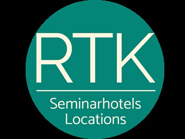 Ein grüner Kreis mit weißem Schriftzug „RTK“ und dem Slogan „Seminarhotels Locations“.