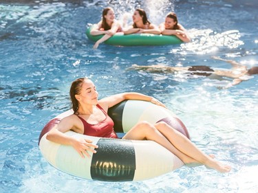 Gäste entspannen auf Schwimmreifen im Außenpool der Therme im Allegria Resort Stegersbach.